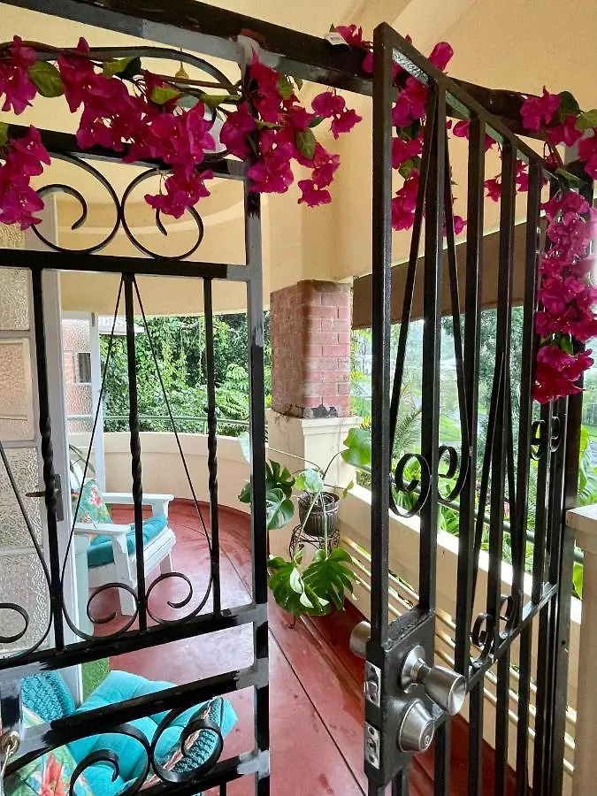 Guest house Babinda Quarters Hotel